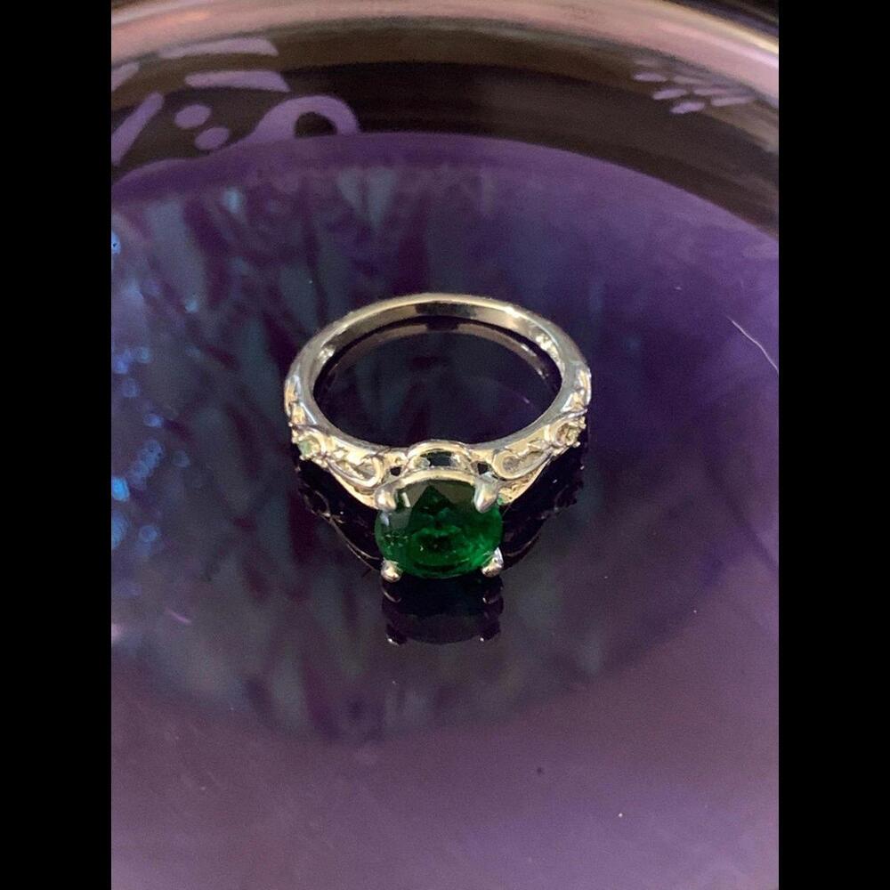 Elegant Green Gem Ring with Detailed Band